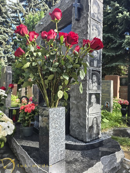 Памятник актёру Олегу Казанчееву