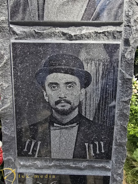 Памятник актёру Олегу Казанчееву