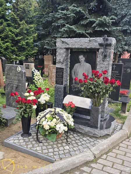 Памятник актёру Олегу Казанчееву